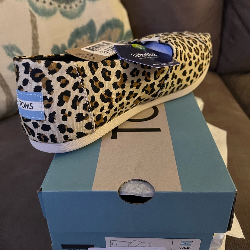 SOLD OUT   TOMS